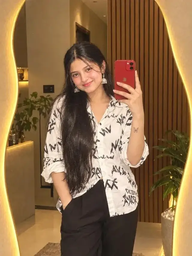 Luxury Golden Glow – Ultra-Realistic Mirror Selfie with Original Face Lock ✨📱